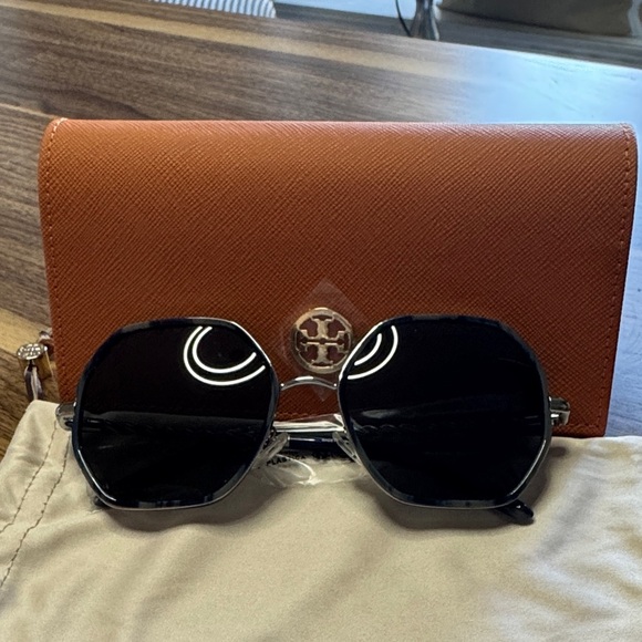 Tory Burch Blue Sunglasses - Full Inclusion - Picture 1 of 7